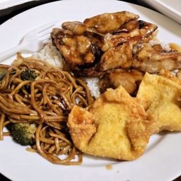 Lulu Seafood and Dim Sum signature dishes Fried Crab Rangoon
Shanghai Juicy Soup Dumplings
General Tso's Chicken